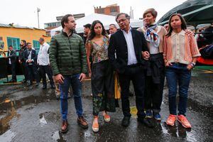 Colombian left-wing presidential candidate Gustavo Petro of the Historic Pact coalition stands for a photo with his wife Veronica Alcocer Garcia and family during the first round of the presidential election in Bogota, Colombia May 29, 2022. REUTERS/Santiago Arcos