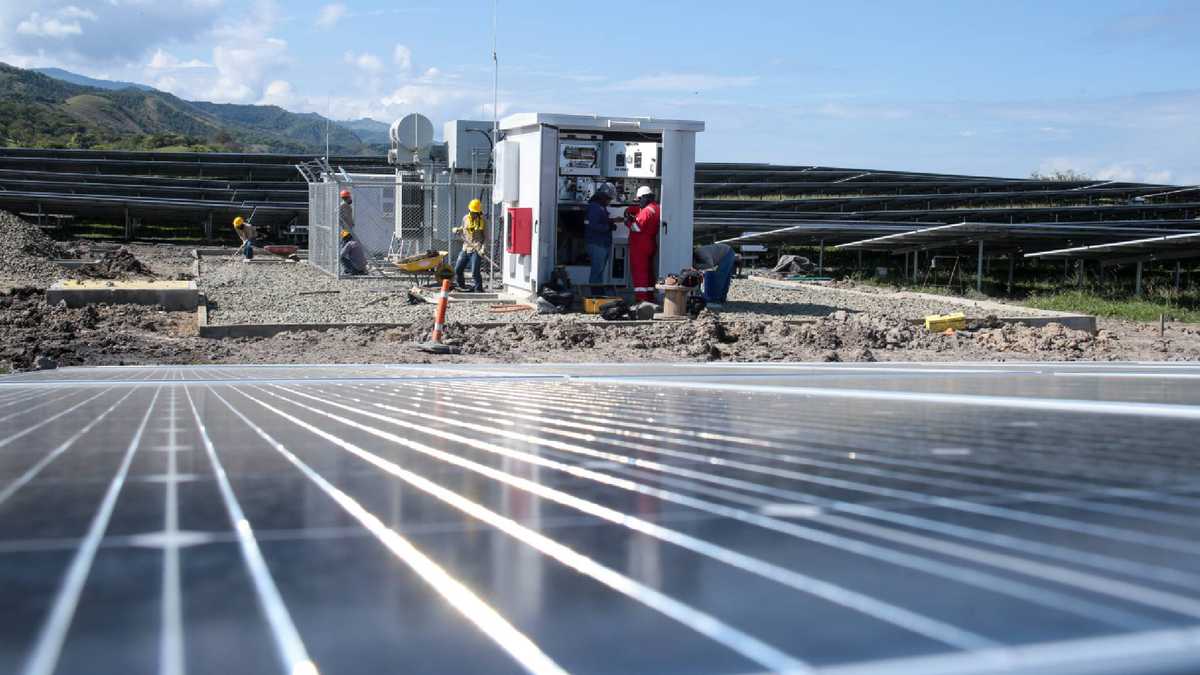 En cuatro años, la meta de Celsia es alcanzar 1.000 megavatios en pisos, techos y granjas solares.