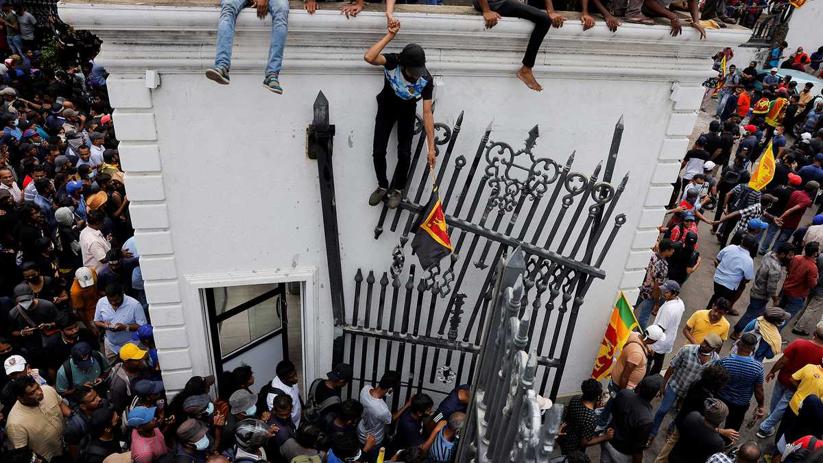 En imágenes : Manifestantes de Sri Lanka ocupan residencias de presidente y primer ministro