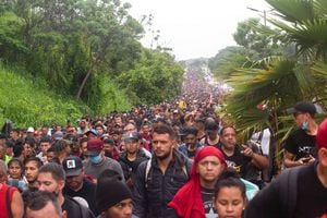 Migrantes caminan en una caravana para cruzar el país y llegar a la frontera con Estados Unidos, mientras los líderes regionales se reúnen en Los Ángeles para discutir la migración y otros temas, en Tapachula, México, el 6 de junio de 2022. Foto REUTERS/Quetzalli Nicte-Ha