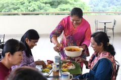 Desde tiempos inmemoriales, los indios han abrazado la tradición de comer con las manos, una práctica que va más allá de lo meramente culinario para abrazar aspectos culturales y filosóficos profundos.