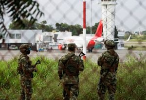 Soldados montan guardia en la escena del crimen luego de que dos explosiones en el aeropuerto internacional Camilo Daza mataran a varias personas, en Cúcuta, Colombia el 14 de diciembre de 2021. Fotografía tomada a través de una valla. REUTERS / Stringer NO HAY REVENTAS. SIN ARCHIVOS