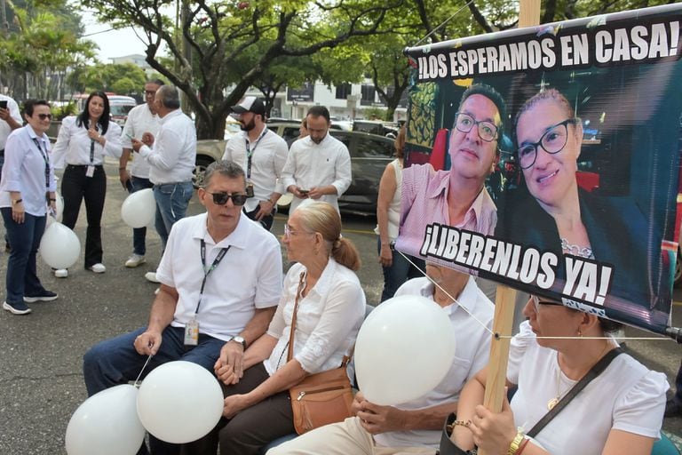 Funcionarios de la Fiscalía General realizan un plantón, para exigir la pronta liberación de los 2 investigadores y la pareja sentimental de uno de ellos, secuestrados en Santander de Quilichao por la columna Dagoberto Ramos de las disidencias de las FARC el pasado 19 de Abril.