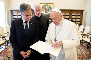 This handout picture taken and released by the Vatican Media on June 28, 2021 shows Pope Francis (R) meeting with US Secretary of State Antony Blinken (L) at the Vatican, as part of a three-nation tour of Europe. - In his three days in Italy, Blinken is to see Pope Francis, the pontiff's first meeting with a high-ranking Biden administration official and also to take part in meetings of the Group of 20 major economies. (Photo by - / VATICAN MEDIA / AFP) / RESTRICTED TO EDITORIAL USE - MANDATORY CREDIT "AFP PHOTO /  VATICAN MEDIA" - NO MARKETING - NO ADVERTISING CAMPAIGNS - DISTRIBUTED AS A SERVICE TO CLIENTS