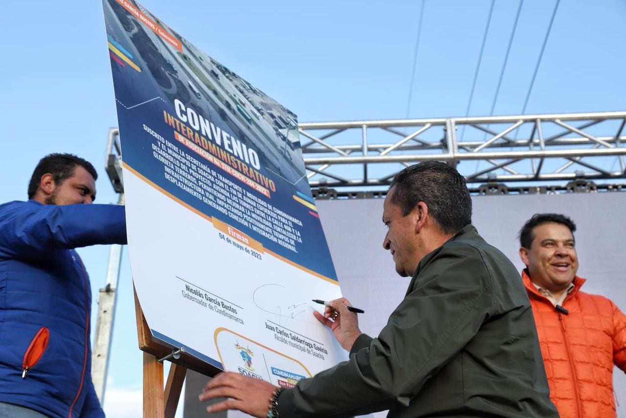 Alcalde de Soacha, Juan Carlos Saldarriaga, firmando el convenio.
