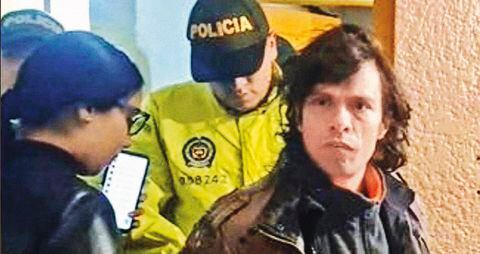   Juan Pablo González fue acusado de la violación de una joven en TransMilenio. Lo enviaron a la URI en Puente Aranda, en donde hicieron justicia por mano propia. Lo mataron a patadas.