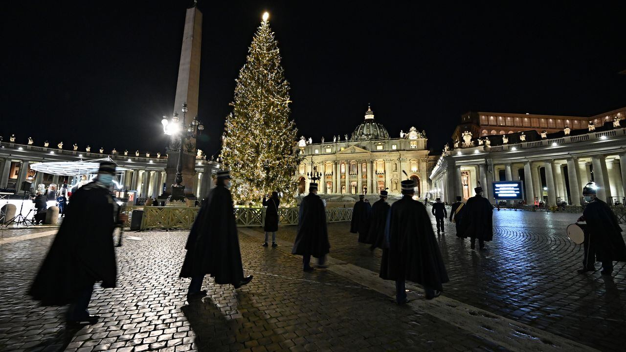 Inauguran el árbol y el pesebre de Navidad de la plaza de San Pedro