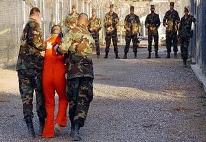 Anuncio de cierre de la cárcel de Guantánamo