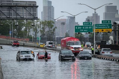 Las fuertes lluvias nocturnas en el noreste de Estados Unidos dejaron partes de la ciudad de Nueva York bajo el agua el viernes, paralizando parcialmente el metro y los aeropuertos de la capital financiera del país.