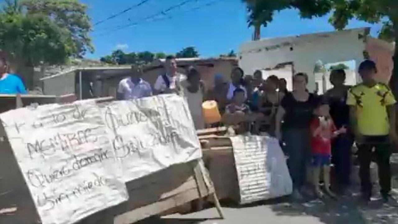 Habitantes de una zona del barrio La Manga protestaron por presunta falta de ayudas a los damnificados de la ola invernal.