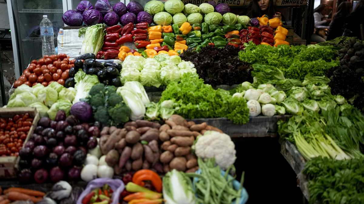 Una trabajadora vende verduras y frutas en un mercado en Buenos Aires, Argentina, el jueves 11 de mayo de 2023. Según un informe reciente de Seguridad Alimentaria del Banco Mundial, Argentina ha experimentado una tasa de inflación anual del 107% en los precios de los alimentos. (Foto AP/Natacha Pisarenko)