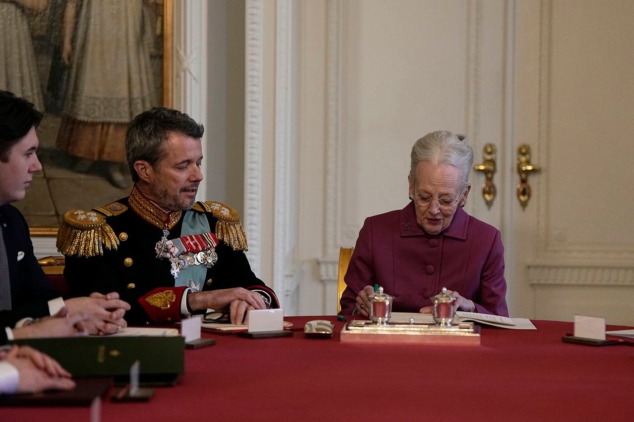 La reina Margarita II de Dinamarca firma una declaración de abdicación en el Consejo de Estado en el Castillo de Christiansborg en Copenhague, el domingo 14 de enero de 2024. La reina Margarita II firmó su histórica abdicación. Es un paso que allana el camino para que su hijo Frederik X se convierta inmediatamente en rey.