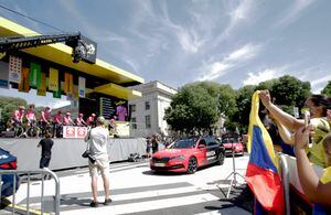 Aficionados colombianos apoyando al equipo EF Education First en Nimes