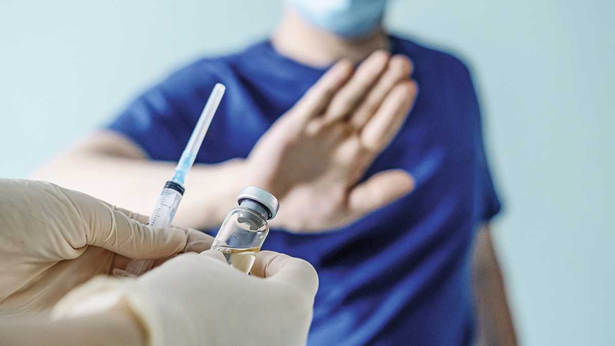 Los grupos antivacunas, a pesar de ser minoría, se han convertido en un dolor de cabeza para los Estados, que intentan que la gran mayoría de su población logre inmunizarse contra la covid-19.