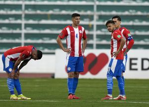 Los jugadores de Paraguay se lamentan tras la goleada de 4-0 ante Bolivia en un cotejo de la eliminatoria mundialista, el jueves 14 de octubre de 2021 (AP Foto/Juan Karita)
