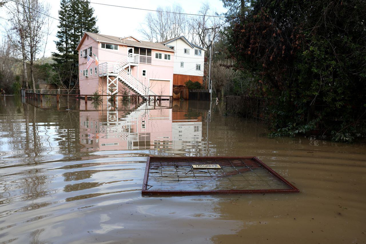 Guernville, California - January 9: A Portion Of A Fence Floats In A Flooded Neighborhood On January 9, 2023 In Guerneville, California.  The San Francisco Bay Area Is Being Drenched By Powerful Fluvial Weather Events That Have Brought High Winds And Torrential Rain.  The Storm Has Downed Trees, Flooded Streets And Knocked Out Power To Thousands Of Residents.  Storms Are Brewing Over The Pacific Ocean And Are Expected To Bring More Rain And Wind Through The End Of The Week.  Justin Sullivan/Getty Images/Afp (Photo By Justin Sullivan/Getty Images North America/Afp Via Getty Images)