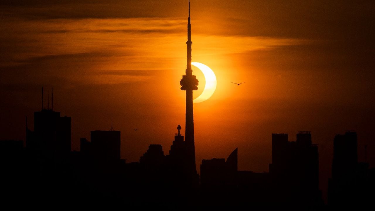 Imagen del eclipse parcial de sol captada en Toronto, Canadá.