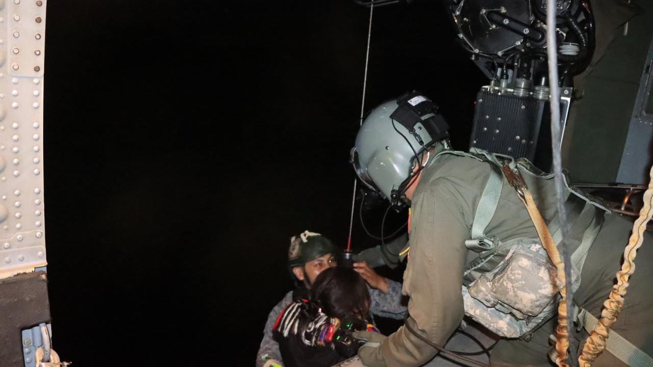 Miembros de la Fuerza Aérea rescataron a dos tripulantes de una aeronave que cayó en una zona de Guainía.