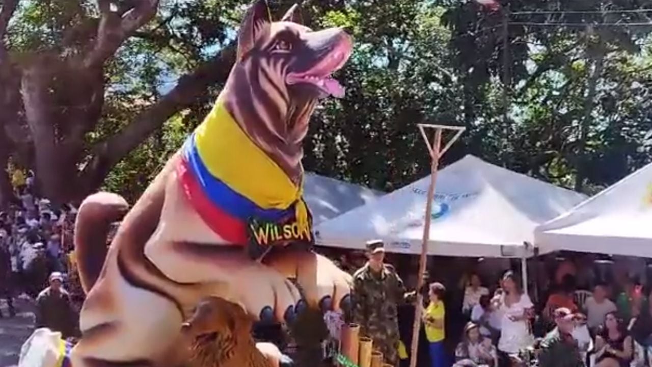 Una gran figura del canino encabezó el desfile en Ibagué.