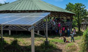 Indígenas en Chocó son reparados con paneles solares los cuales les llevan energía a su comunidad