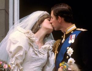 En esta fotografía de archivo del 29 de julio de 1981, el príncipe Carlos de Gran Bretaña besa a su novia, la princesa Diana, en el balcón del Palacio de Buckingham en Londres, después de su boda. El príncipe Carlos no pudo asistir al homenaje debido a las restricciones por el coronavirus.