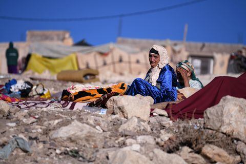 Al menos 2.012 personas han muerto y otras 2.059 han resultado heridas, 1.404 en estado crítico, a causa del terremoto de magnitud 7 en la escala Richter registrado el pasado viernes a última hora en la provincia de Al Hauz, según ha informado el Ministerio del Interior marroquí. Hay 18.000 españoles viviendo en Marruecos y el Ministerio del Interior español, a través de la Dirección General de Protección Civil y Emergencias, activó ayer sábado el Comité Estatal de Apoyo Internacional de Protección Civil para poder dar una respuesta inmediata. El Gobierno de España ha expresado su solidaridad y condolencias a Marruecos y ha enviado ayuda militar y humanitaria. Hoy un nuevo terremoto de magnitud 3,9 en la escala Richter ha sacudido la región de Marrakech.
10 SEPTIEMBRE 2023;SEISMO;TERREMOTO;MARRUECOS;AL HAOUZ;DESASTRE NATURAL;DE AL HAOUZ
Fernando Sánchez / Europa Press
10/9/2023