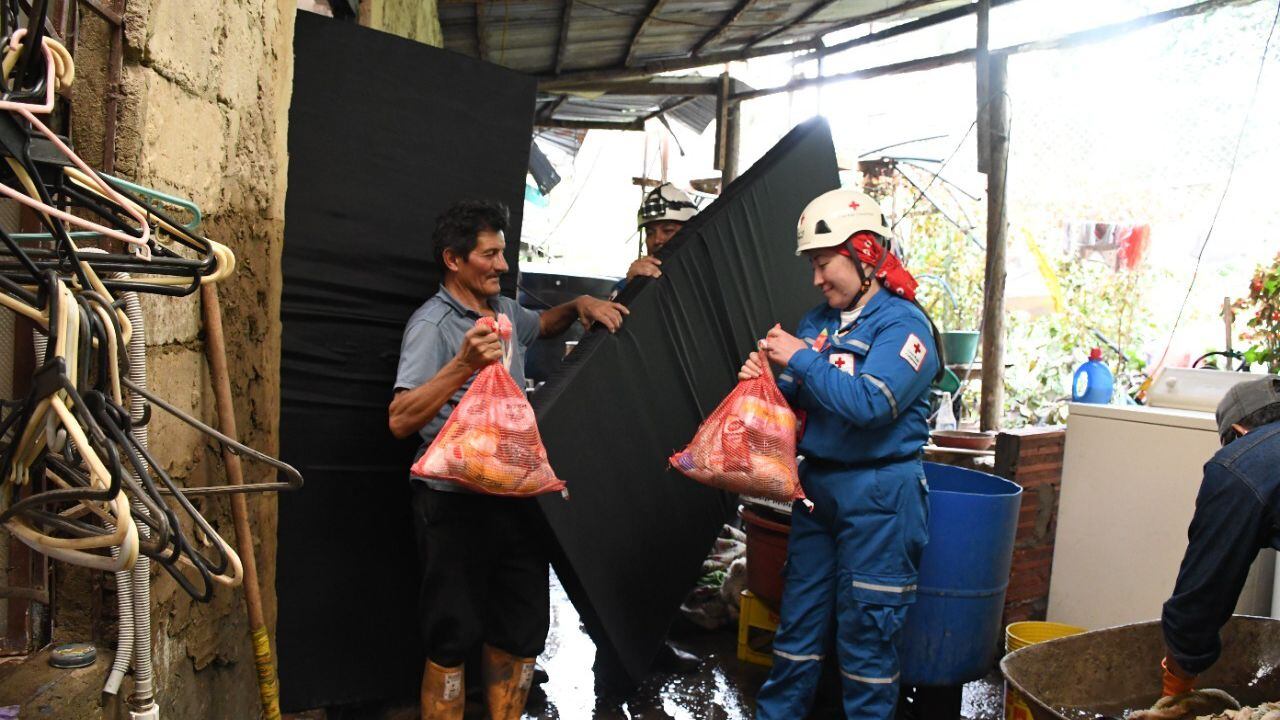 Integrantes de la Cruz Roja Colombiana seccional Cundinamarca y Bogotá entregando ayudas. Afectaciones ola invernal.