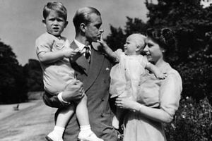 ARCHIVO - En esta foto de archivo de agosto de 1951, la reina Isabel II de Gran Bretaña, entonces la princesa Isabel, junto a su esposo, el príncipe Felipe, duque de Edimburgo, y sus hijos, el príncipe Carlos y la princesa Ana, en Clarence House, la residencia de la pareja real en Londres. El príncipe Felipe nació en la familia real griega, pero pasó casi toda su vida como un pilar de la británica. Su camino se forjó cuando se casó con la heredera del trono británico, y una prometedora carrera naval se vio truncada cuando su esposa se convirtió repentinamente en la reina Isabel II. Sin embargo, se propuso forjarse un lugar como consorte real. Fue patrocinador de organizaciones benéficas y partidario de proyectos para jóvenes. Estuvo casado durante más de 73 años y todavía estaba llevando a cabo compromisos reales hasta finales de los 90. (Foto AP / Eddie Worth, Archivo)