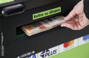 Retiro de dinero en un cajero de Servibanca