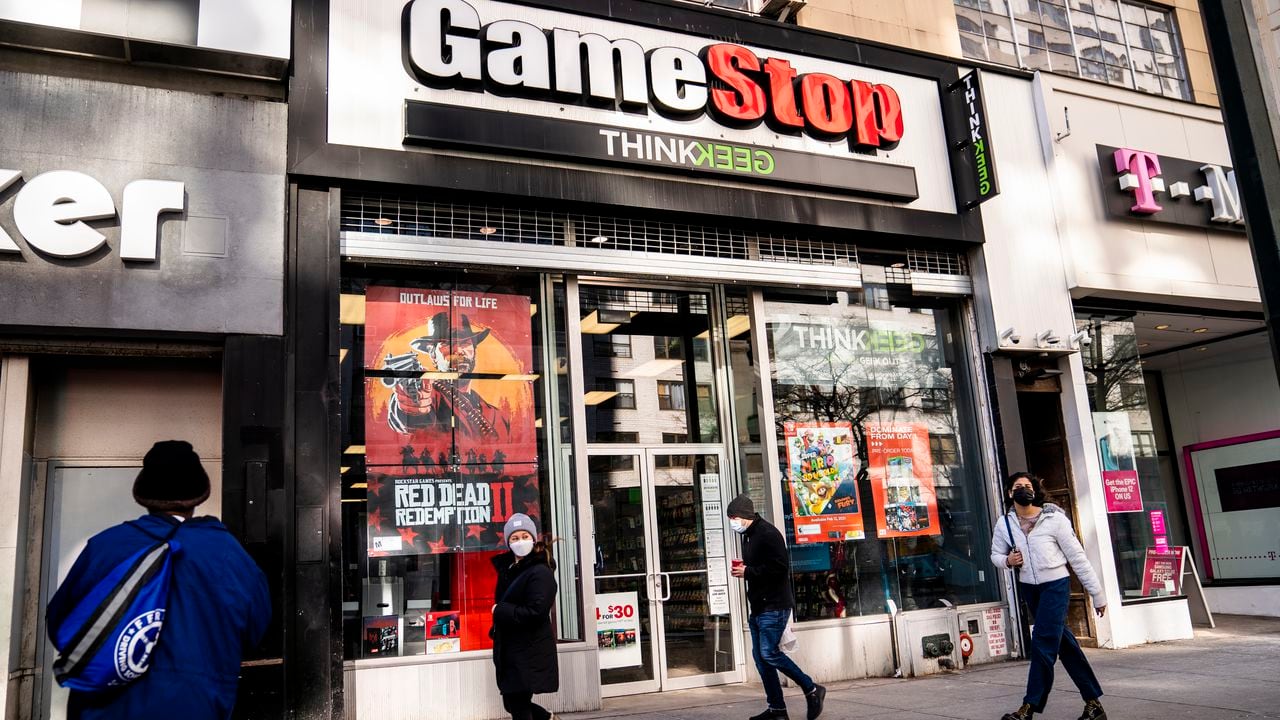 Varios peatones pasan frente a una tienda de la cadena GameStop cerca de Union Square, en Manhattan, Nueva York. (AP Foto/John Minchillo)