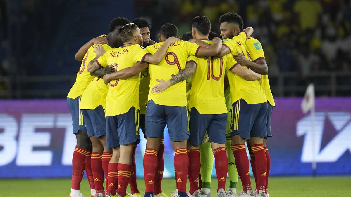 Colombia's players huddle before the start of a qualifying soccer match against Paraguay for the FIFA World Cup Qatar 2022, at Metropolitano stadium in Barranquilla, Colombia, Tuesday, Nov. 16, 2021. (AP Photo/Fernando Vergara)