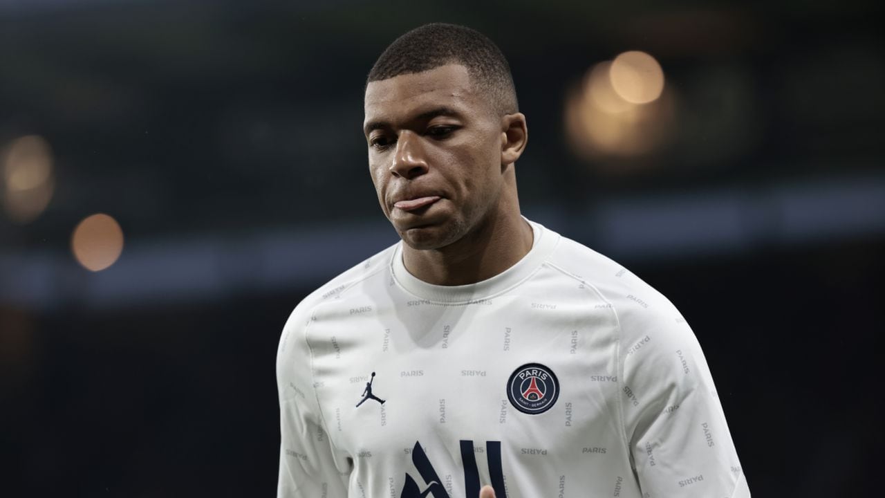 PSG's Kylian Mbappe trains prior to the League One soccer match between Angers and Paris Saint Germain, at the Raymond-Kopa stadium in Angers, western France, Wednesday, April 20, 2022. (AP/Jeremias Gonzalez)