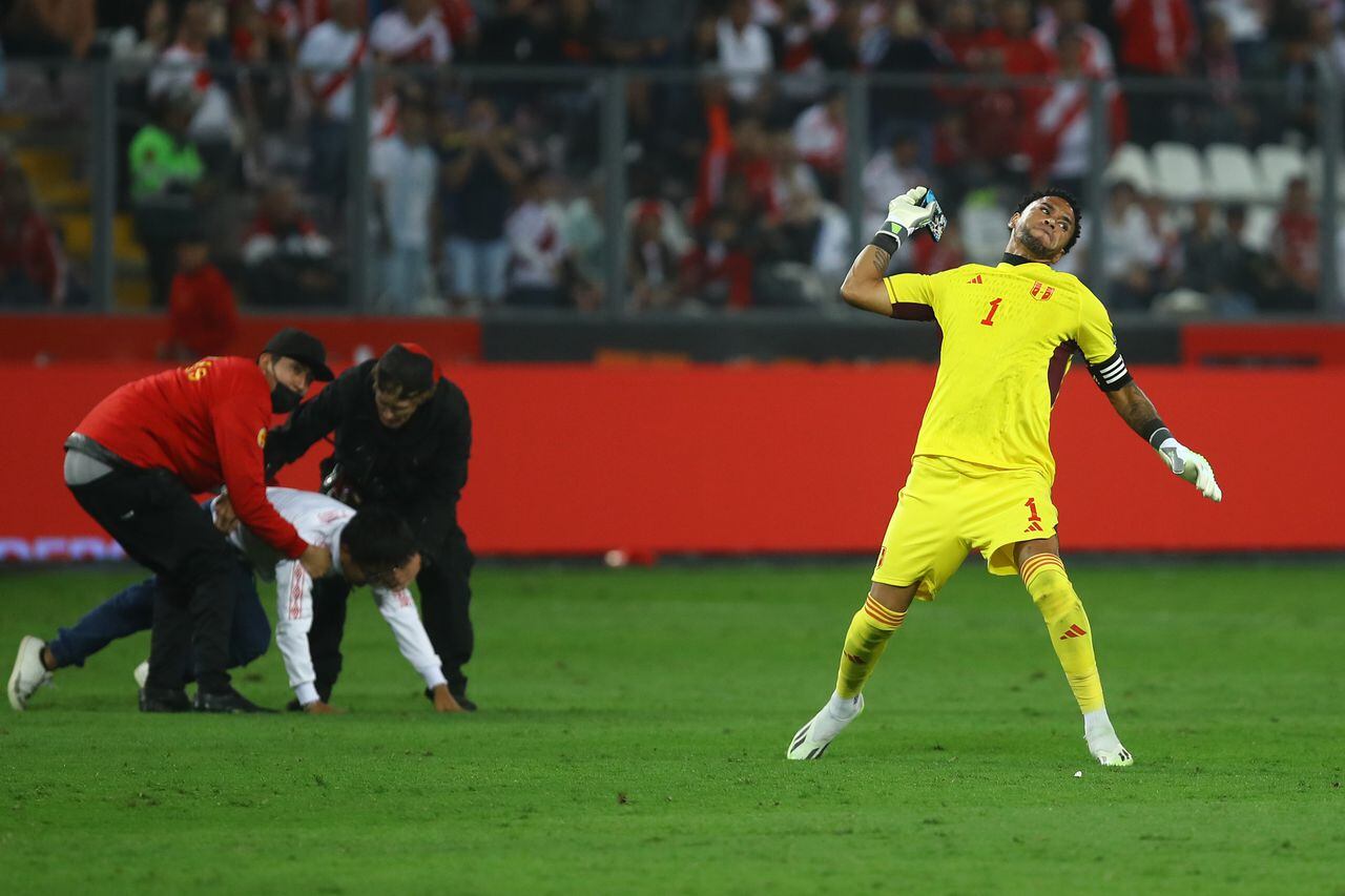 Pedro Gallese de Perú lanza el teléfono de un invasor de campo durante un partido de clasificación para la Copa Mundial de la FIFA 2026 entre Perú y Argentina en el Estadio Nacional de Lima el 17 de octubre de 2023 en Lima, Perú.