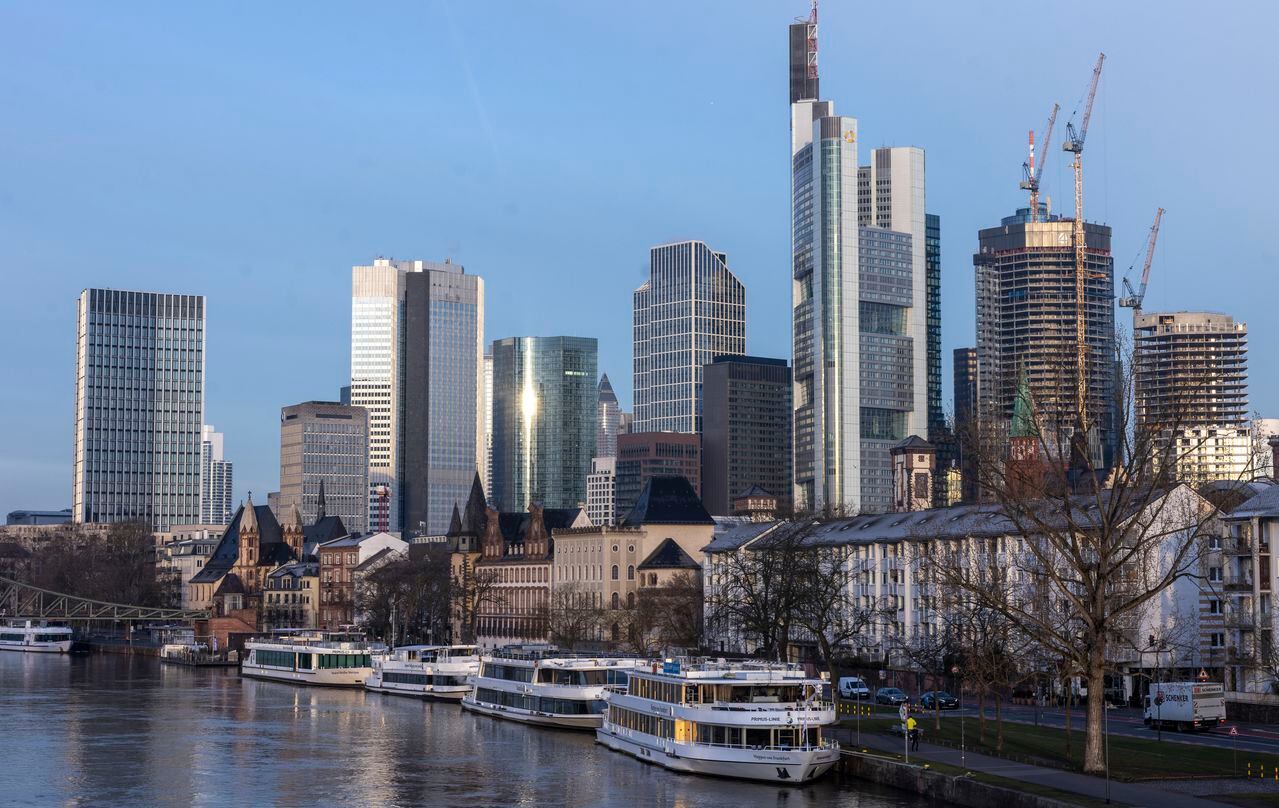 Vista del horizonte del distrito bancario de Frankfurt. La ayuda del banco central suizo al debilitado Credit Suisse actuó como una pastilla calmante inmediata para el mercado de valores alemán.