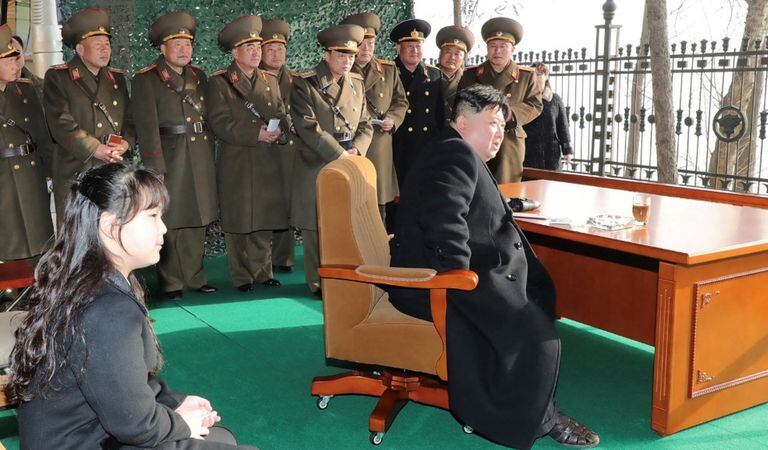 Kim Jong Un junto a su hija de 11 años presenciando los lanzamientos