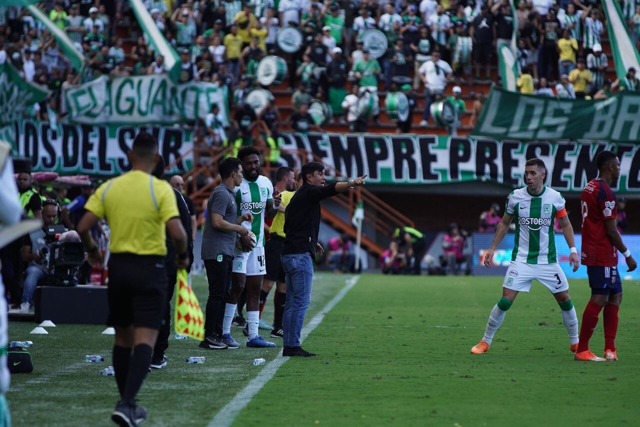 Atlético Nacional caypo ante su público en el estadio Polideportivo Sur de Envigado.