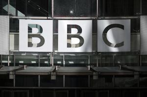 Una fotografía tomada el 6 de octubre de 2022 muestra el logotipo de la BBC en la entrada de la sede de la BBC en Broadcasting House en el centro de Londres.