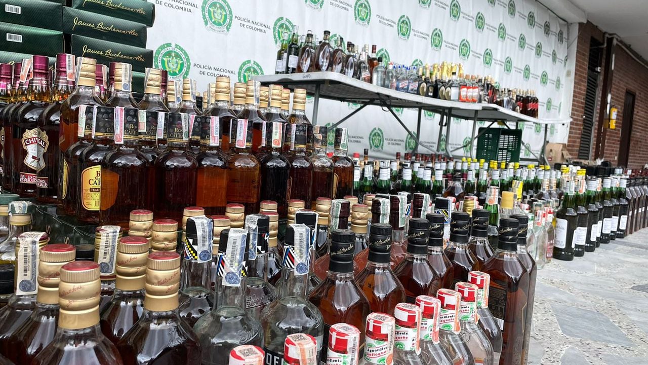 Atención: no para la falsificación de licor en Bogotá, descubre 3.600 botellas en el centro de la ciudad.