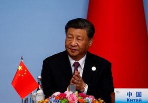 El presidente chino, Xi Jinping, aplaude durante la conferencia de prensa conjunta para la Cumbre China-Asia Central en Xian, provincia de Shaanxi, China