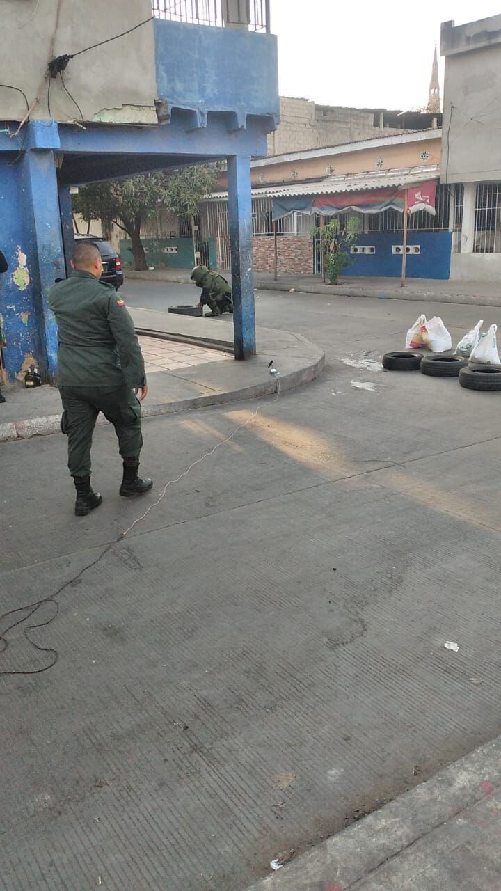 Agentes en la zona donde fue lanzado el explosivo