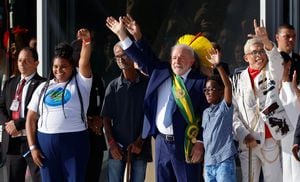 El presidente de Brasil, Luiz Inácio Lula da Silva, hace un gesto después de recibir la banda presidencial en el Palacio Planalto, en Brasilia, Brasil, el 1 de enero de 2023. REUTERS/Adriano Machado