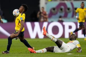 William Pacho de Ecuador, a la izquierda, controla el balón mientras Kalidou Koulibaly de Senegal cae luchando por el balón durante el partido de fútbol del grupo A de la Copa Mundial entre Ecuador y Senegal, en el Estadio Internacional Khalifa en Doha, Qatar, el martes 29 de noviembre de 2022. 