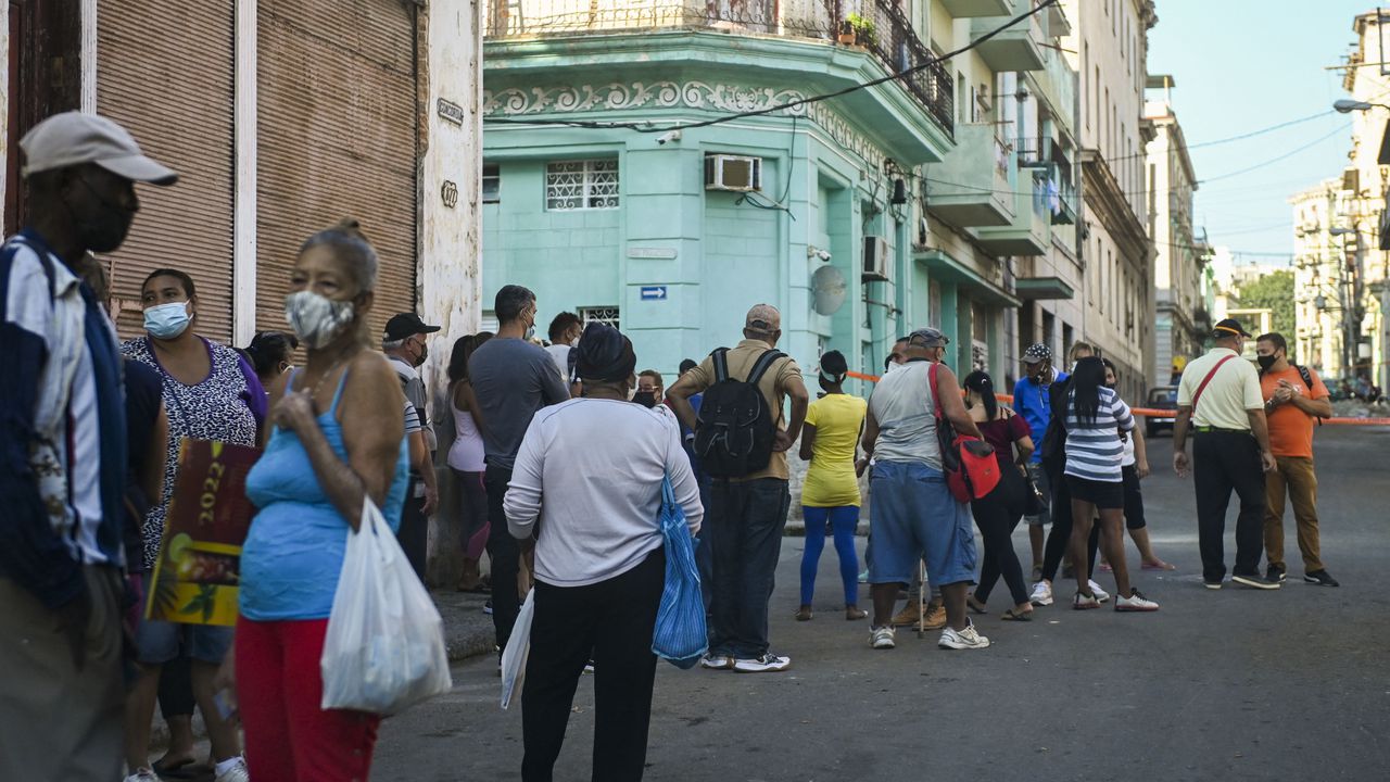 Cubanos hacen largas filas para poder acceder a alimentos. (Photo by Yamil LAGE / AFP)