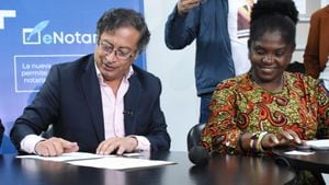 Gustavo Petro y Francia Márquez durante firma en notaría de Bogotá para que quede claro que no expropiarán.