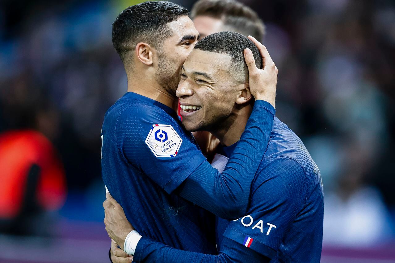 Kylian Mbappe y Achraf Hakimi celebran durante un partido de la Ligue 1.