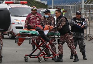 Las autoridades ecuatorianos intentan recuperar el orden y auxiliar a los heridos. (Photo by Galo Paguay / AFP)