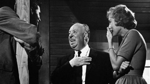 Anthony Perkins, Alfred Hitchcock y Janet Leigh durante el rodaje de Psicosis en 1960. Wikimedia Commons / Shamley Productions, Paramount Pictures