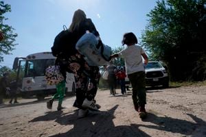 Archivo - Una familia migrante de Venezuela se traslada a un vehículo de transporte de la Patrulla Fronteriza después de que ellos y otros migrantes cruzaron la frontera entre Estados Unidos y México. (AP Photo/Eric Gay)