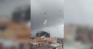 Un tornado en el Gustavo Restrepo, al sur de Bogotá, levantó tejas y generó afectaciones a decenas de casas.