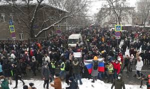 "¡Putin es un ladrón!", "¡Libertad!", gritaban decenas de manifestantes cruzando el centro de la capital rusa